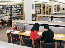 閲覧スペースで学ぶ学生たち