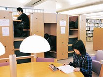 個別ブースで学習する学生